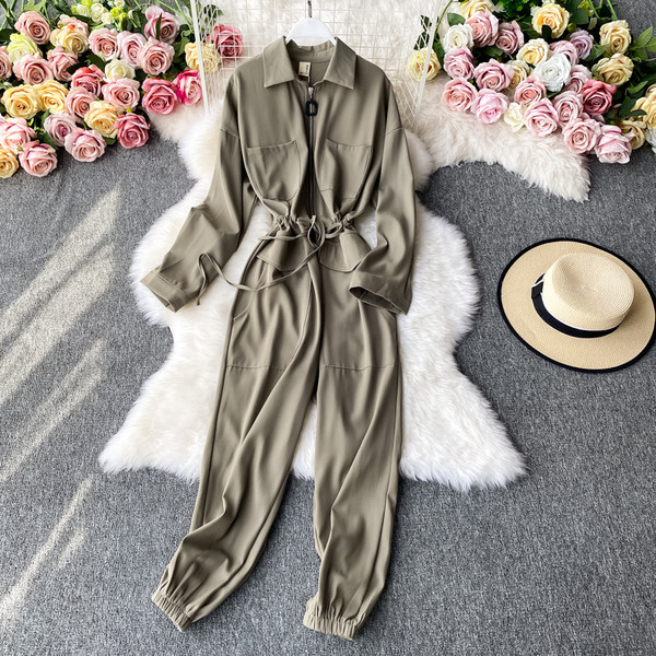 Sieviešu ikdienas kombinezons ar rāvējslēdzēju un jostasvietas saitēm