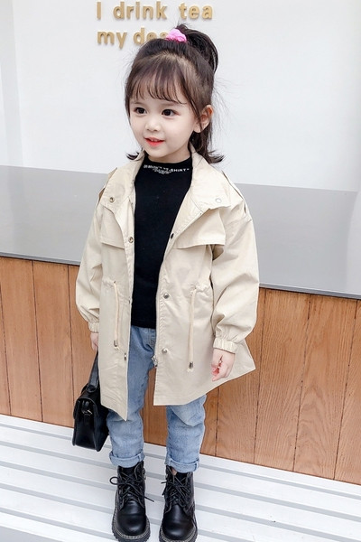 Modern gyerekkabát gombokkal és nyakkendőkkel