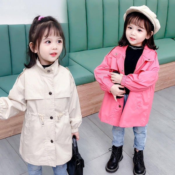 Modern gyerekkabát gombokkal és nyakkendőkkel