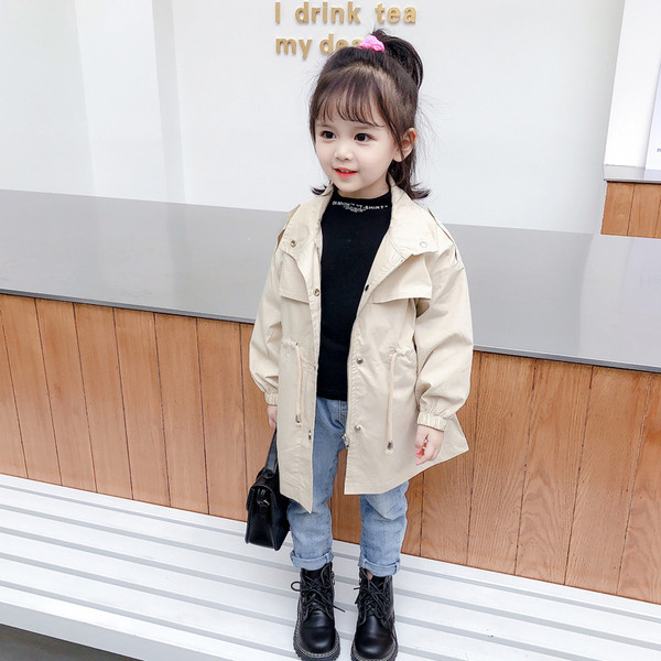 Modern gyerekkabát gombokkal és nyakkendőkkel