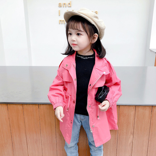 Modern gyerekkabát gombokkal és nyakkendőkkel