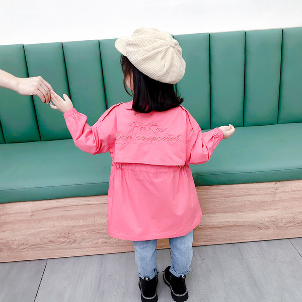 Modern gyerekkabát gombokkal és nyakkendőkkel