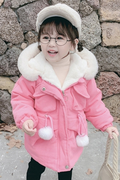 Gyermek téli kabát tollal és kapucnival lányoknak