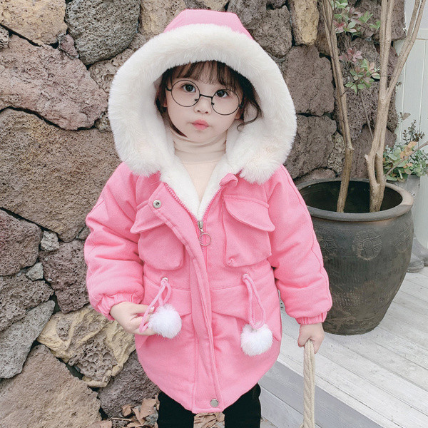 Gyermek téli kabát tollal és kapucnival lányoknak