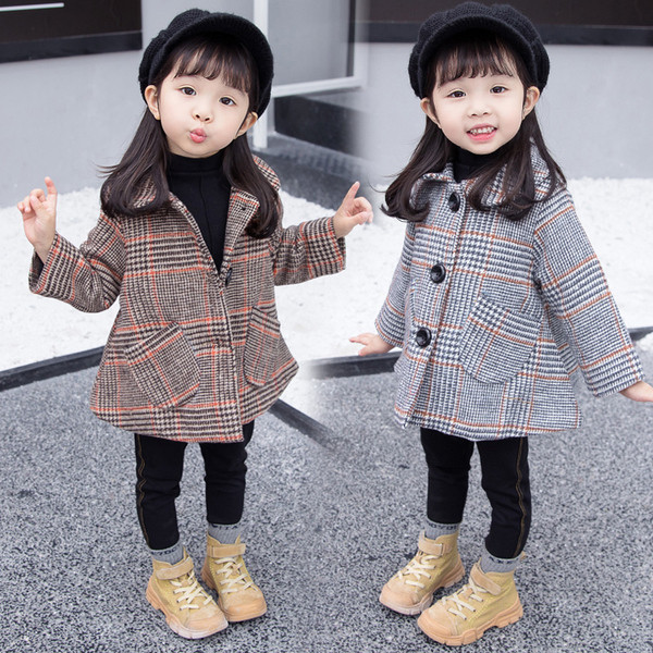 Gyermek kockás kabát zsebekkel és gombokkal