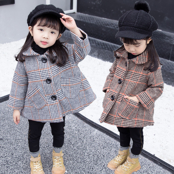 Gyermek kockás kabát zsebekkel és gombokkal