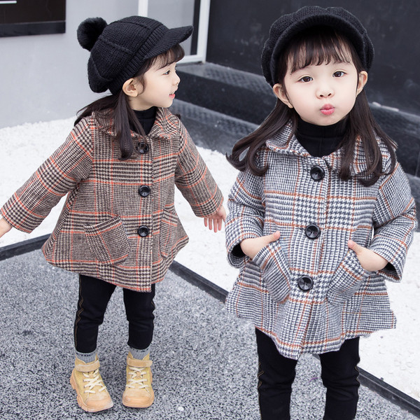 Gyermek kockás kabát zsebekkel és gombokkal