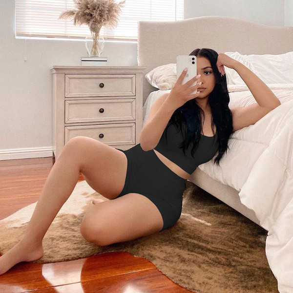 Két részből álló női csapat - rövid leggings és felső