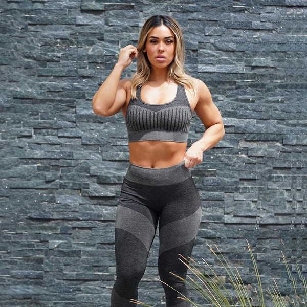 Sieviešu komplekts no divām daļām - legingi ar augšpusi