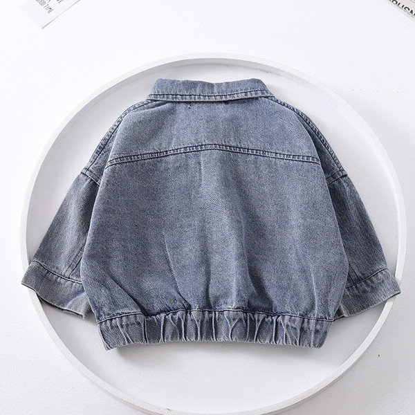 Taskute ja nööpidega laste teksajakk tüdrukutele