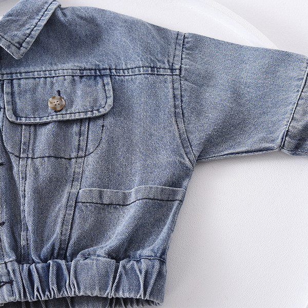 Taskute ja nööpidega laste teksajakk tüdrukutele