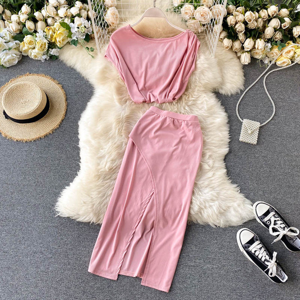 Naiste lõhikuga pluusi ja seeliku komplekt