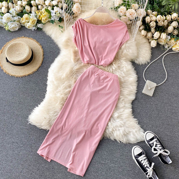 Naiste lõhikuga pluusi ja seeliku komplekt