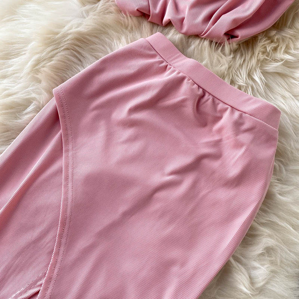 Naiste lõhikuga pluusi ja seeliku komplekt