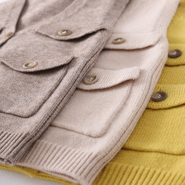 Bērnu veste meitenēm ar kabatām un V veida kakla izgriezumu