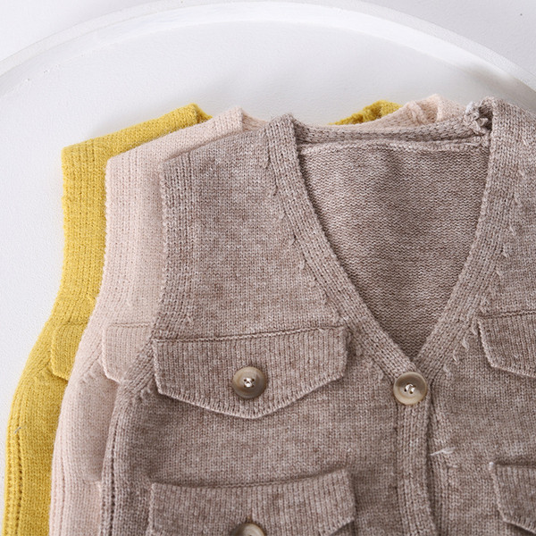 Bērnu veste meitenēm ar kabatām un V veida kakla izgriezumu