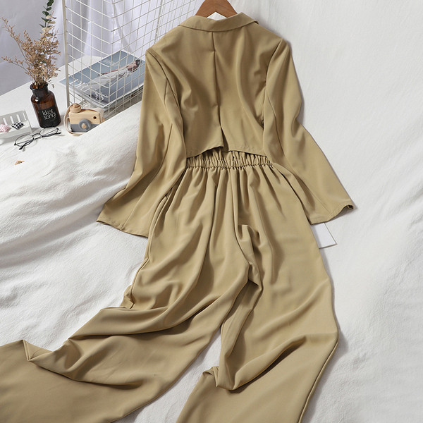 Moodne kaheosaline naiste komplekt - kombinesoon ja jakk