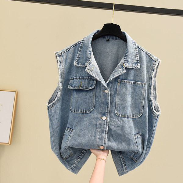 Női farmermellény zsebekkel és gombokkal