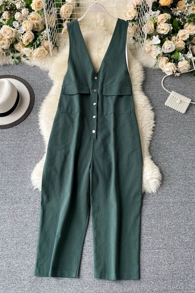 Széles női overál spitz nyakkivágással és gombokkal