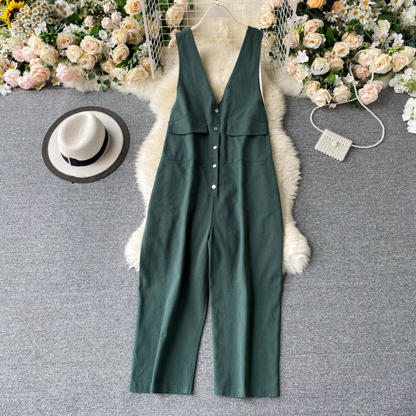 Széles női overál spitz nyakkivágással és gombokkal