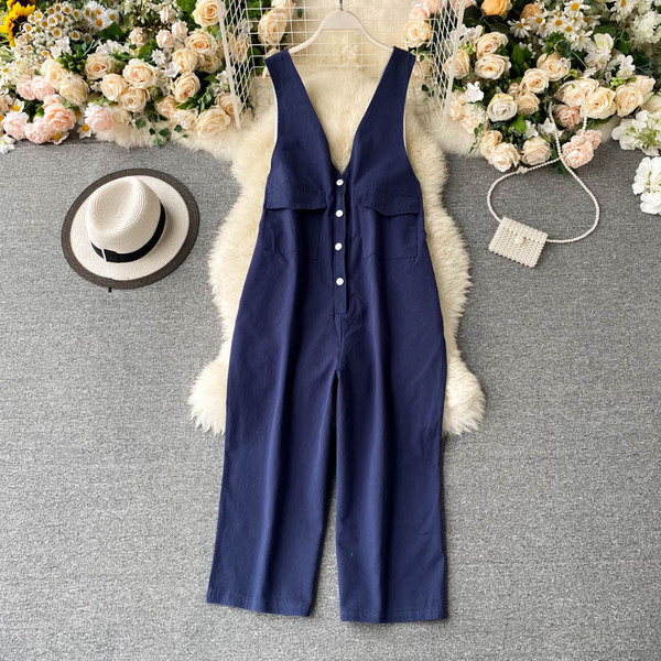 Széles női overál spitz nyakkivágással és gombokkal