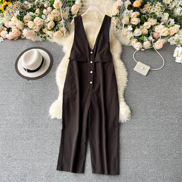 Széles női overál spitz nyakkivágással és gombokkal