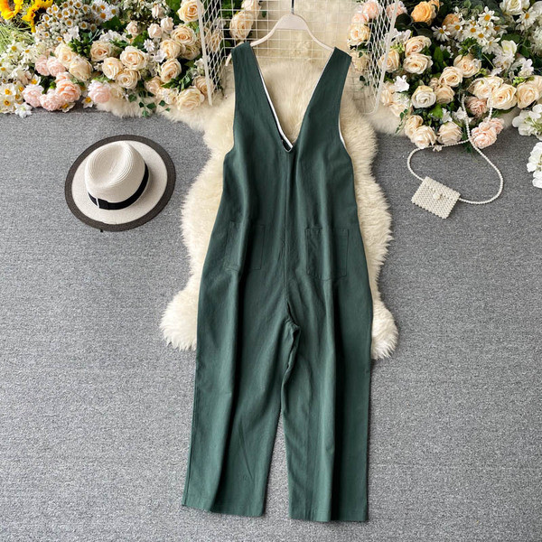 Széles női overál spitz nyakkivágással és gombokkal