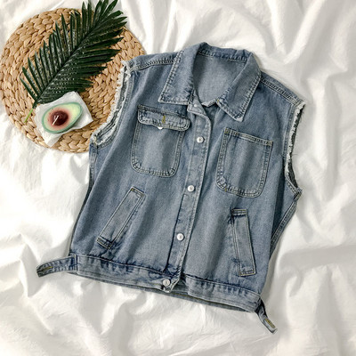 Modern farmermellény zsebekkel és klasszikus gallérral