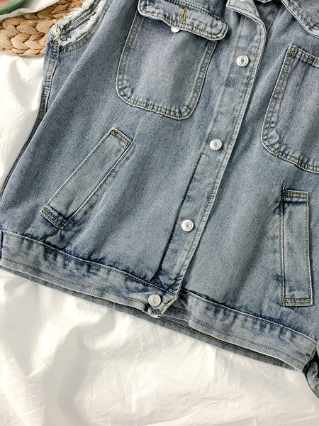 Modern farmermellény zsebekkel és klasszikus gallérral