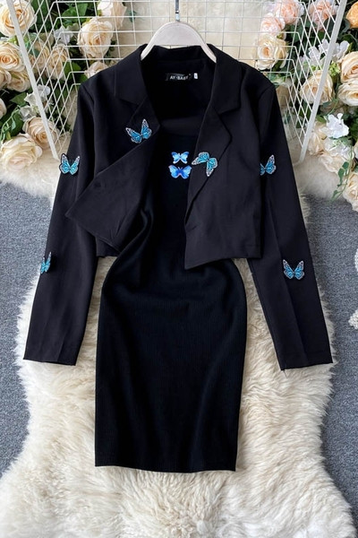 Fekete női szett ruhával és kabáttal