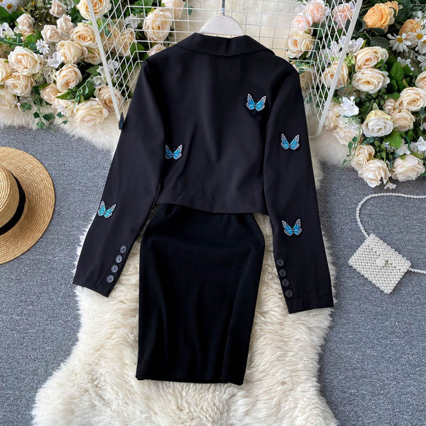 Fekete női szett ruhával és kabáttal