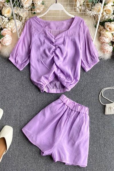 Naiste pluusikomplekt, mille esiosa ja püksid on kokkutõmmatud