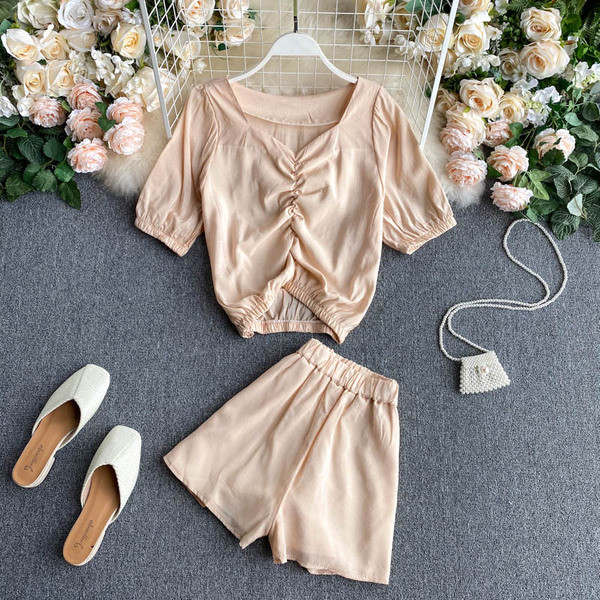 Naiste pluusikomplekt, mille esiosa ja püksid on kokkutõmmatud