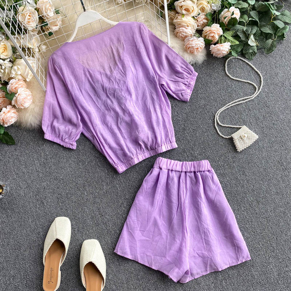 Naiste pluusikomplekt, mille esiosa ja püksid on kokkutõmmatud