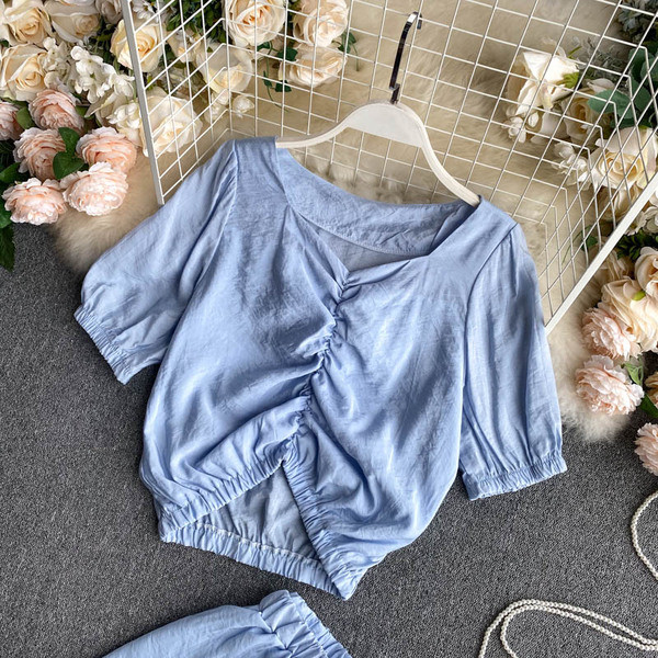 Naiste pluusikomplekt, mille esiosa ja püksid on kokkutõmmatud