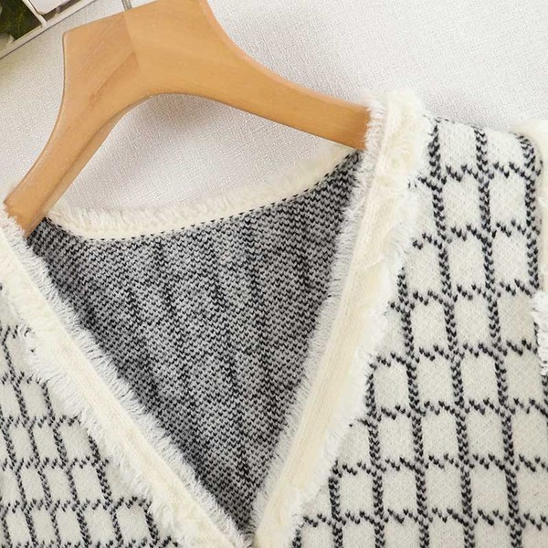 Naiste vabaaja vest nööpide ja spitsikaelusega