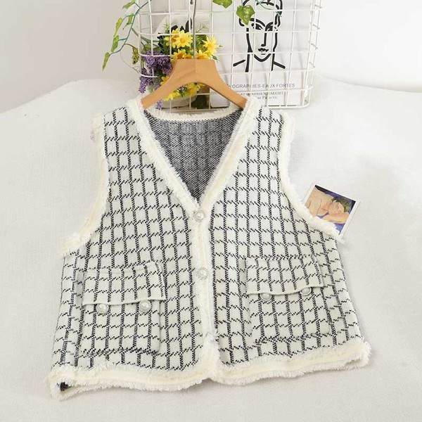 Naiste vabaaja vest nööpide ja spitsikaelusega