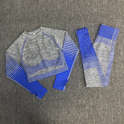 Naiste spordimeeskond retuusist ja lühikeste varrukatega T-särgist