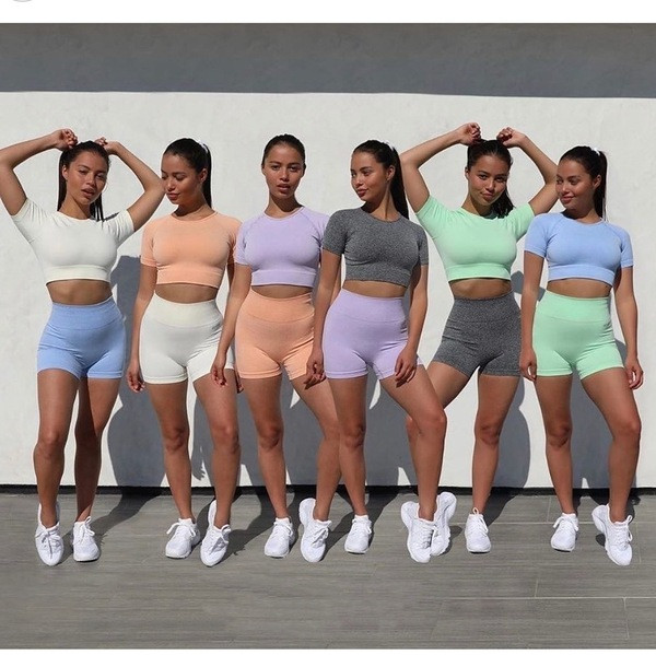 Új modell női csapat rövid leggingsből és kerek nyakkivágású pólóból