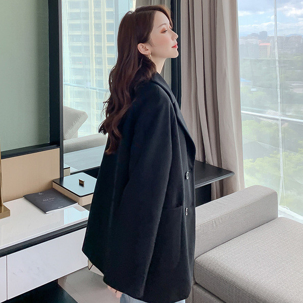 Стилно дамско палто с джобове