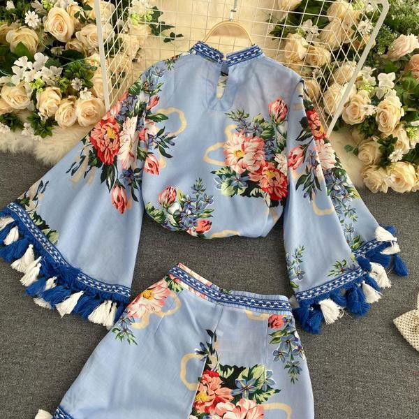 Μοντέρνο γυναικείο σετ από δύο μέρη με τύπωμα και φούντες