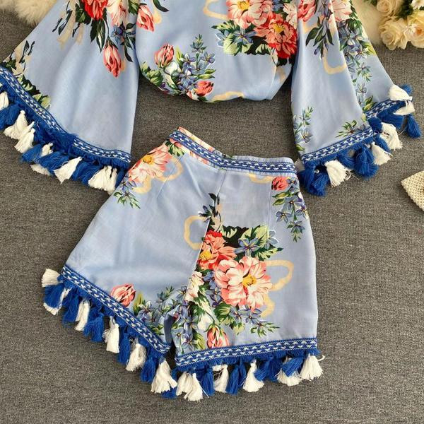 Μοντέρνο γυναικείο σετ από δύο μέρη με τύπωμα και φούντες