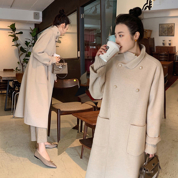 Pikk naiste mantel taskute ja nööpidega