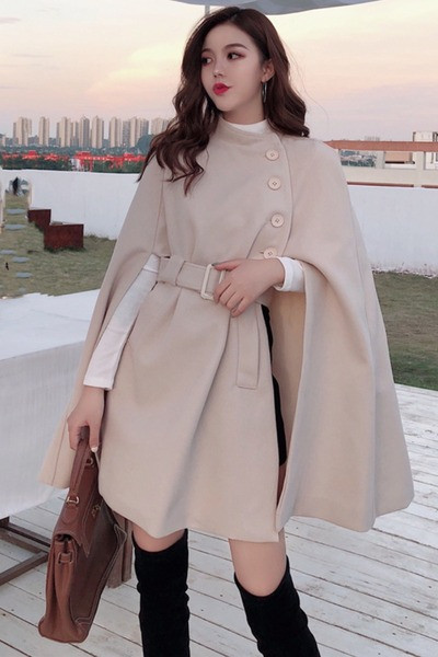 Jauna modeļa sieviešu mētelis ar pogām un jostasvietu