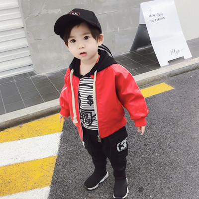 Παιδικό μπουφάν από οικολογικό δέρμα με απλικέ και κουκούλα για αγόρια