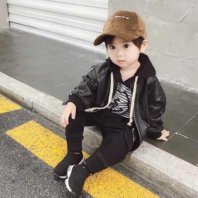 Παιδικό μπουφάν από οικολογικό δέρμα με απλικέ και κουκούλα για αγόρια