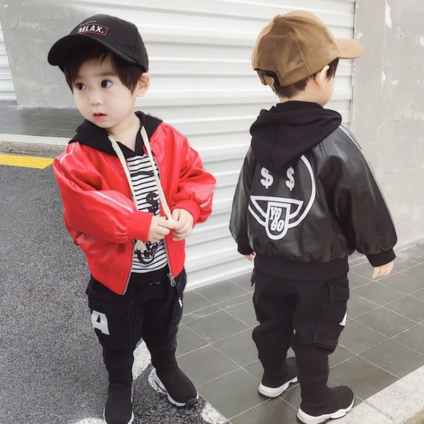 Παιδικό μπουφάν από οικολογικό δέρμα με απλικέ και κουκούλα για αγόρια