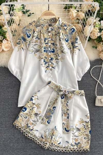 Naiste särgi ja pükste komplekt trükise ja nööpide ning vööga