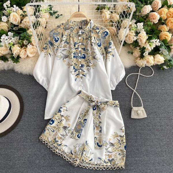 Naiste särgi ja pükste komplekt trükise ja nööpide ning vööga