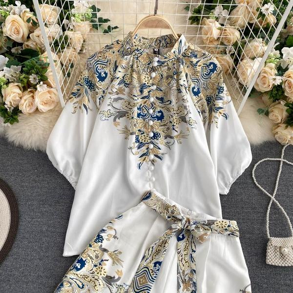 Naiste särgi ja pükste komplekt trükise ja nööpide ning vööga